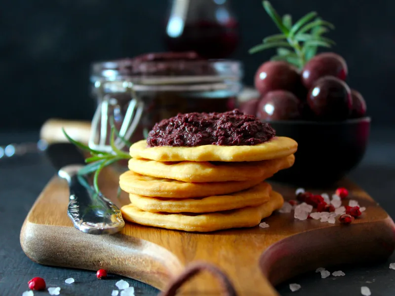 Antipasti con paté di olive preparati con olio extravergine