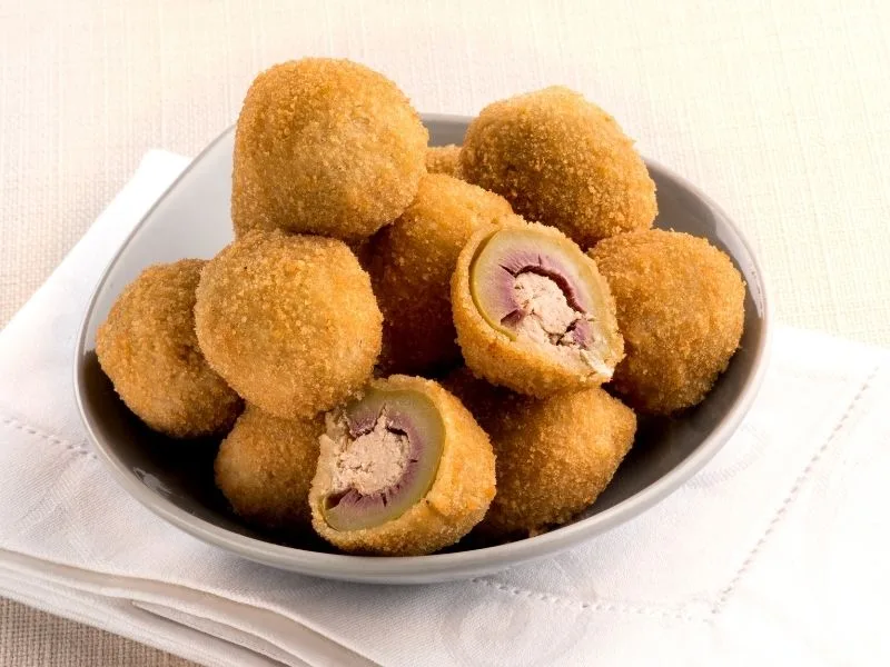 Olive all'ascolana impanate e fritte pronte da servire
