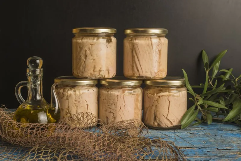 Tranci di tonno sott'olio pronti da conservare in barattoli di vetro