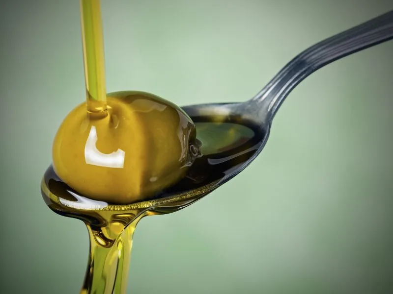 Bottiglia di olio extravergine di oliva Cristofaro versato durante uno studio sui benefici per la salute