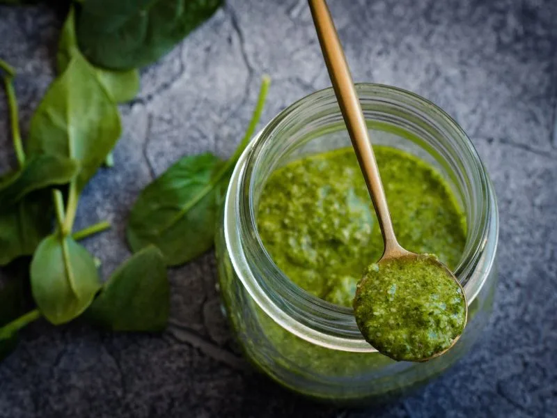 Pesto alle cime di rapa condito con olio extravergine di oliva pugliese