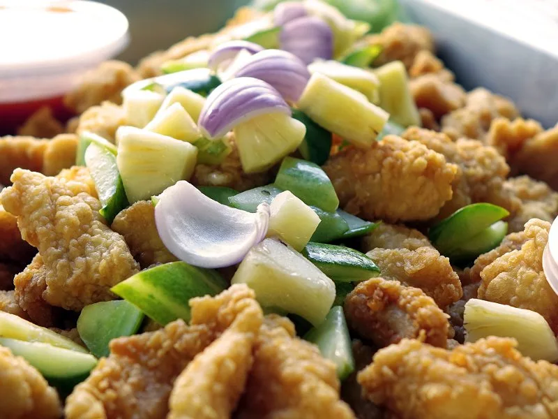 Frittura in olio extravergine di oliva che sfrigola in padella