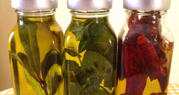 Bottiglia di olio extravergine aromatizzato a caldo con spezie ed erbe aromatiche