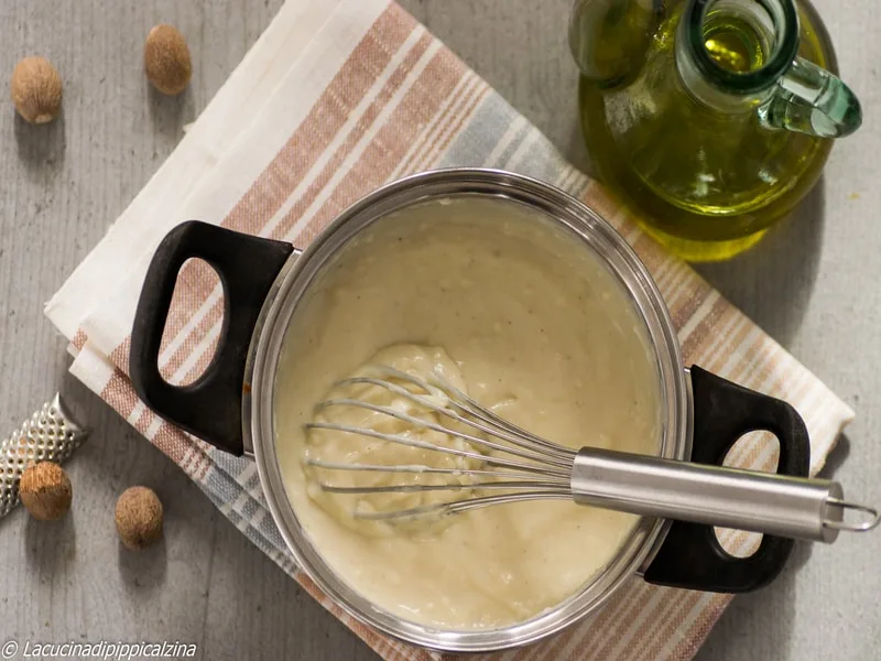 Ciotola di besciamella cremosa preparata con olio extravergine di oliva