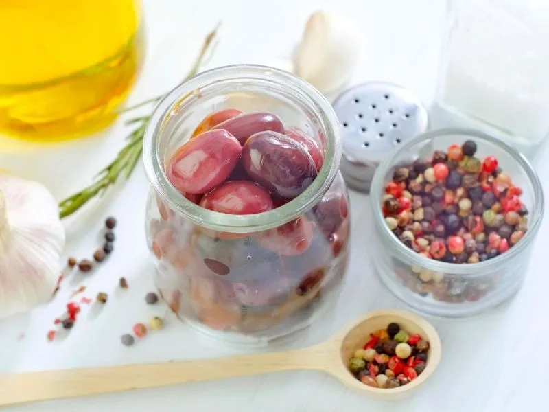 Olive nere marinate pugliesi pronte da servire come antipasto