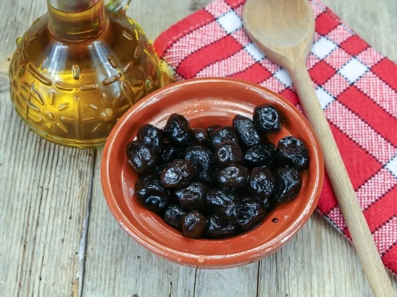 Olive nere fritte in padella, ricetta pugliese tradizionale con olio extravergine