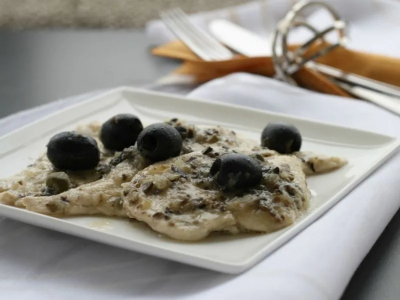 Petto di pollo cotto con paté di olive verdi in padella, ricetta pugliese