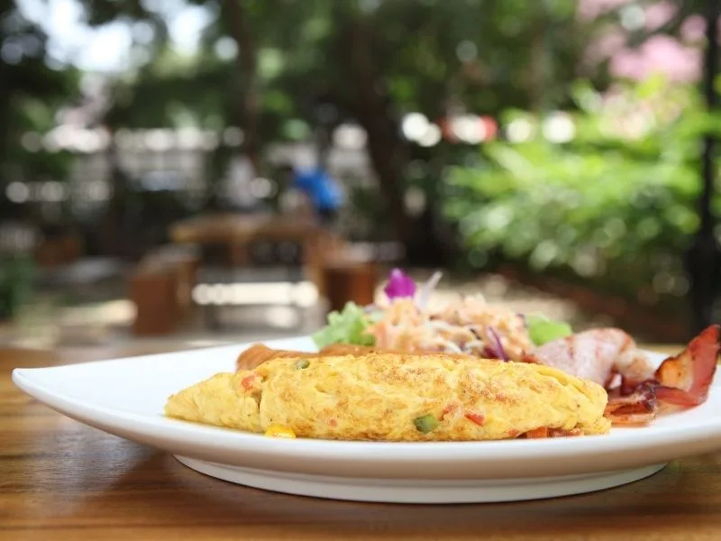 Omelette dorata ripiena di patè di olive nere servita a tavola
