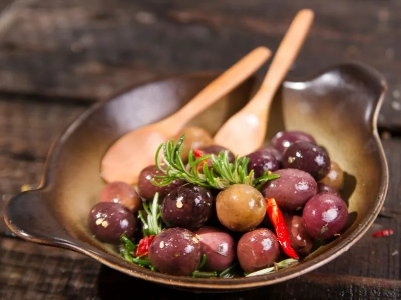 Olive taggiasche in salamoia pronte per la conservazione