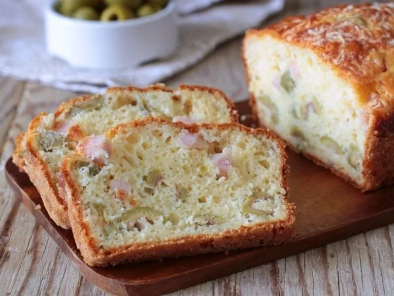 Plumcake salato alle olive verdi in salamoia servito a fette