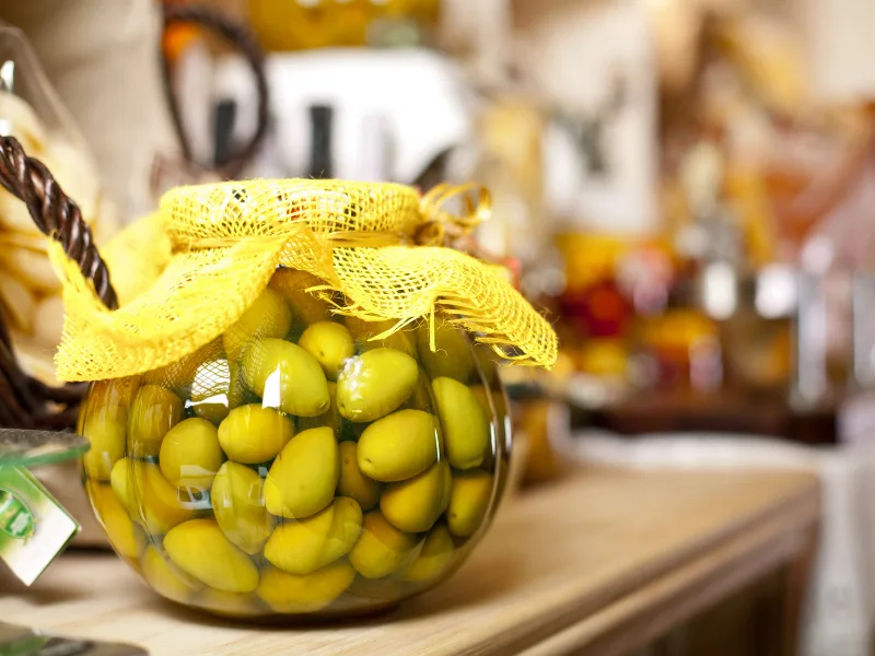 Olive verdi pronte per la lavorazione con il metodo alla calce