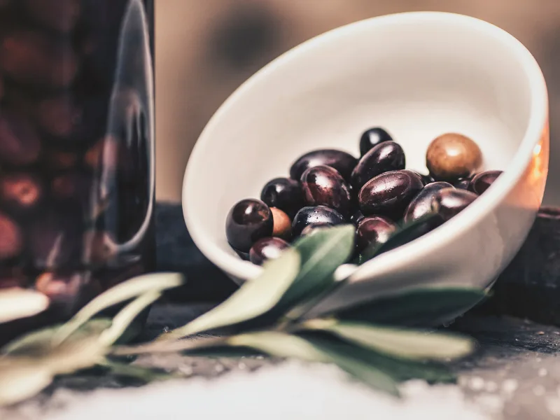 Ciotola di olive nere pronte per essere addolcite in casa