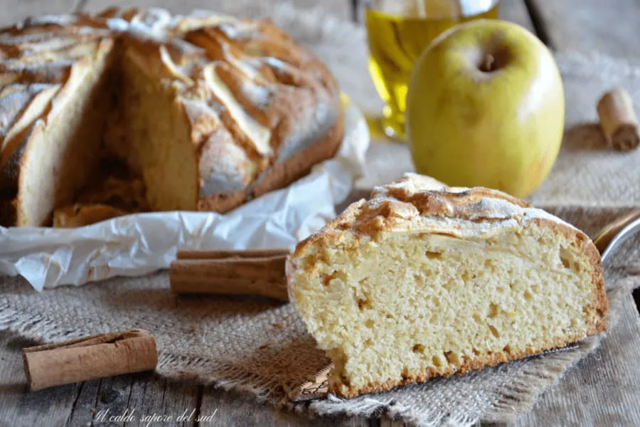 Torta di mele con olio extravergine di oliva e nocciole appena sfornata