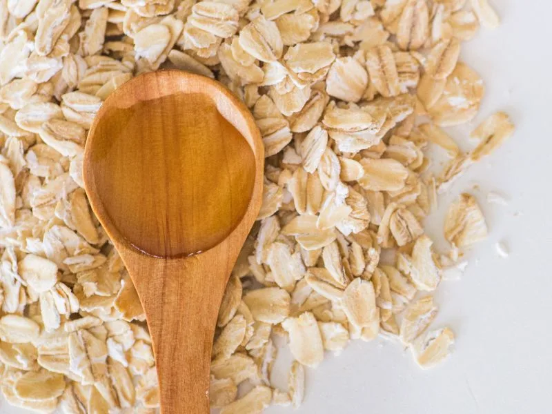 Ciotola di avena vegetale condita con olio extravergine d'oliva, pronta per la colazione