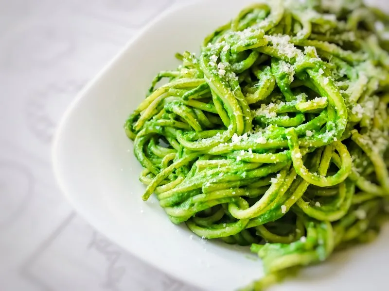 Spaghetti al pesto di pistacchio conditi con olio extravergine di oliva