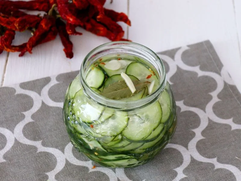 Vasetti di cetrioli sott'olio fatti in casa con Olio Cristofaro
