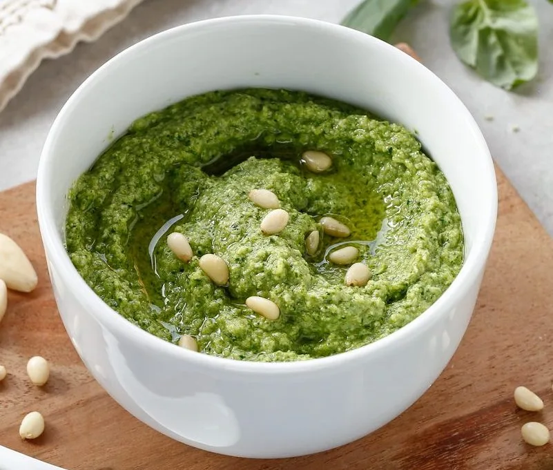 Pesto di broccoli servito in ciotola con olio extravergine pugliese