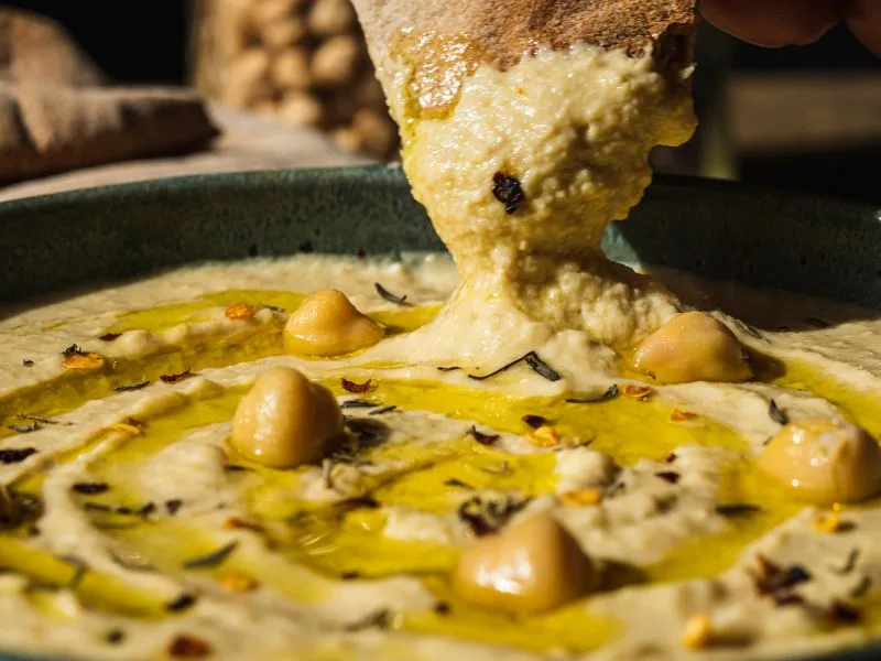Pesto di ceci con olio extravergine di oliva servito in una ciotola