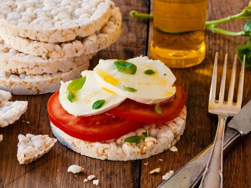 Gallette di riso croccanti condite con olio extravergine di oliva