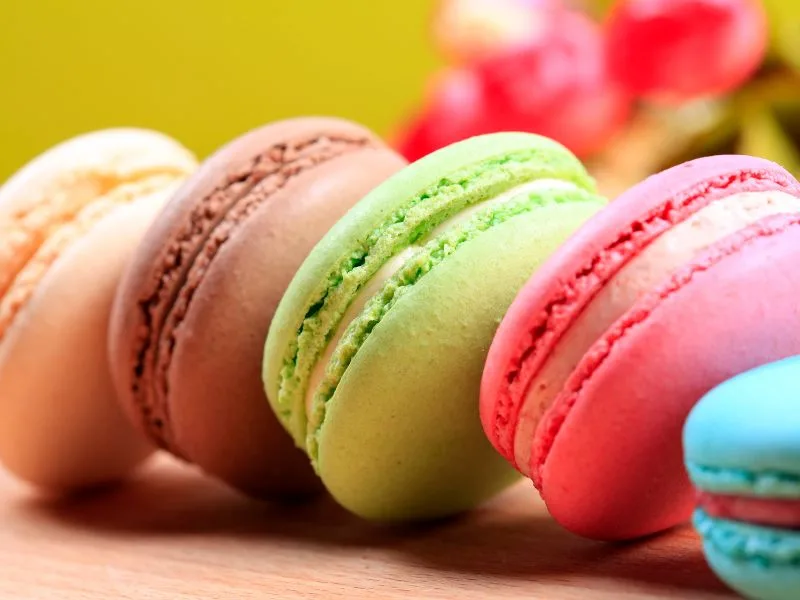 Macaron colorati preparati con olio extravergine di oliva Cristofaro