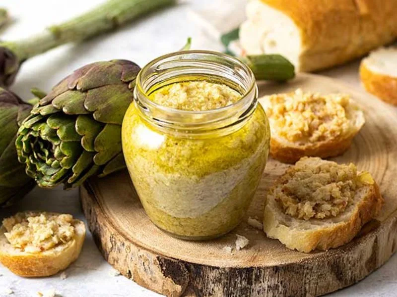 Pesto ai carciofi con olio extravergine di oliva servito in una ciotola