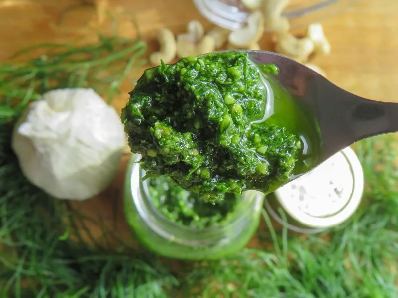 Pesto di finocchio in un barattolo di vetro condito con olio extravergine di oliva