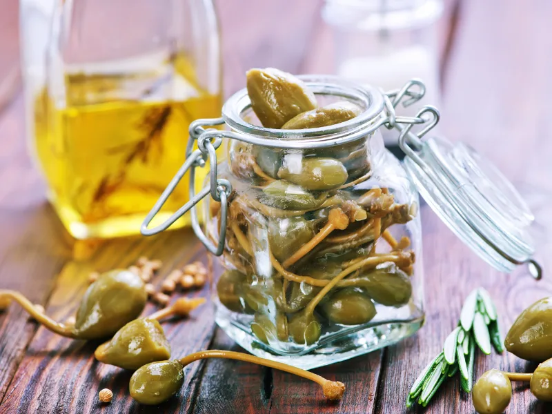 Barattolo di capperi sott'olio extravergine fatti in casa
