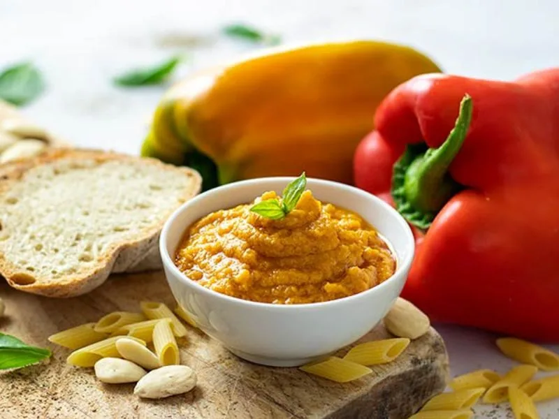 Pesto di peperoni arrostiti condito con olio extravergine di oliva in una ciotola