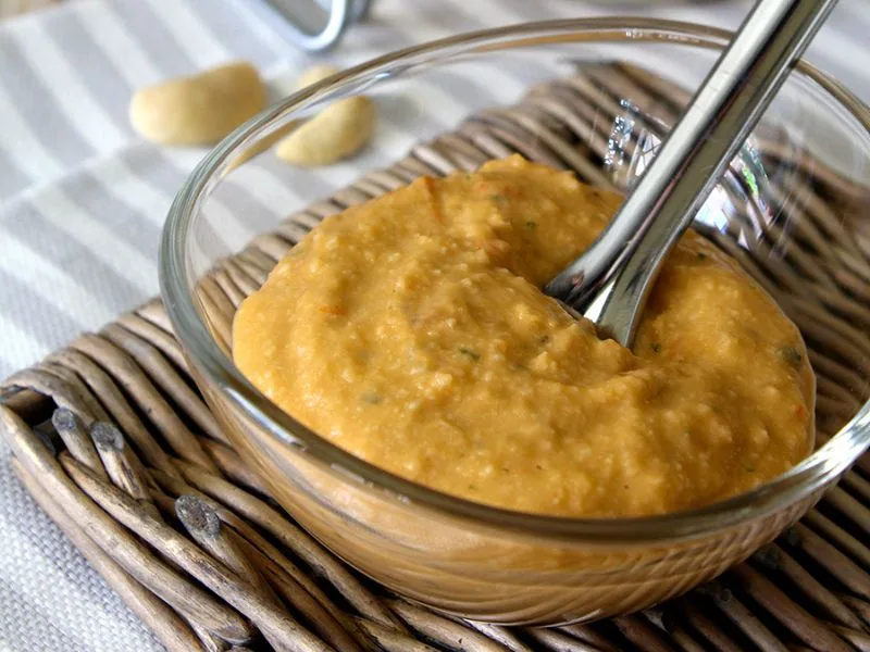 Pesto di fagioli cannellini con olio extravergine di oliva servito in ciotola