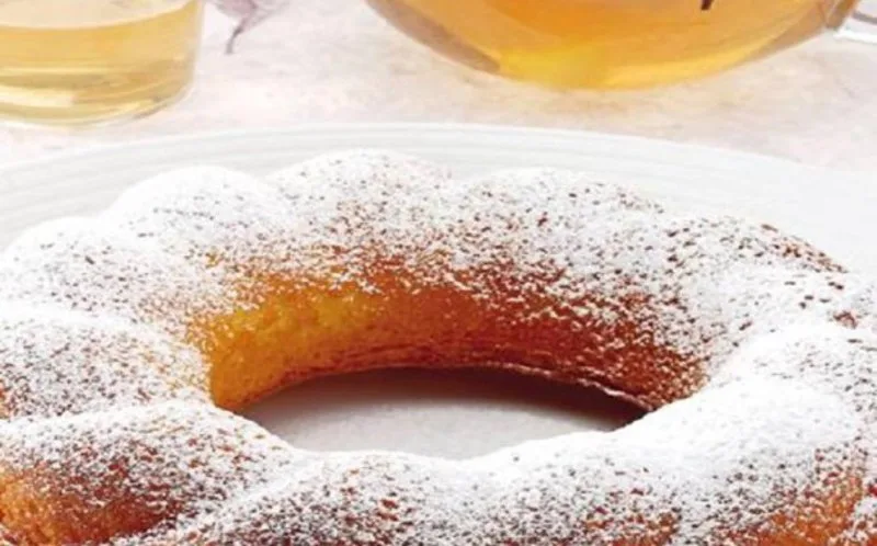 Ciambella dorata preparata con olio extravergine di oliva