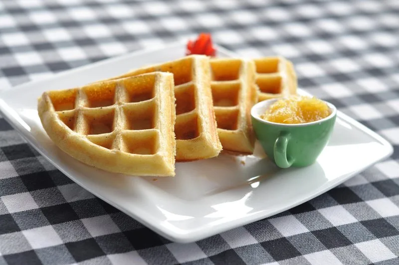 Waffles dorati preparati con olio extravergine d'oliva
