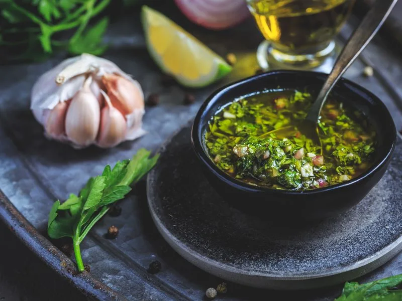 Salsa chimichurri fresca preparata con olio extravergine di oliva pugliese, prezzemolo, aglio e origano