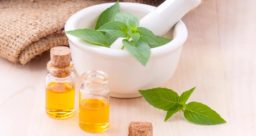 Bottiglia di olio extravergine aromatizzato al basilico con foglie fresche