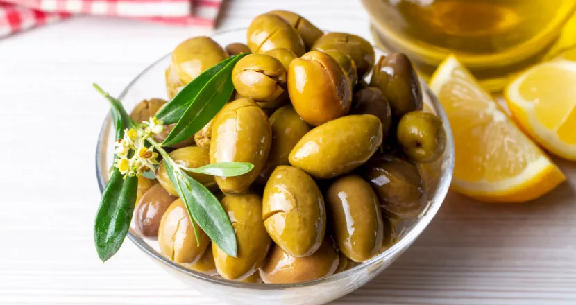 Olive schiacciate pronte per la lunga conservazione