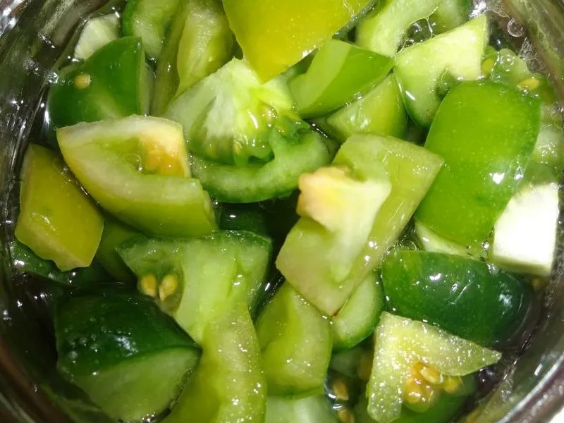 Vasetti di pomodori verdi sott'olio preparati secondo la ricetta pugliese