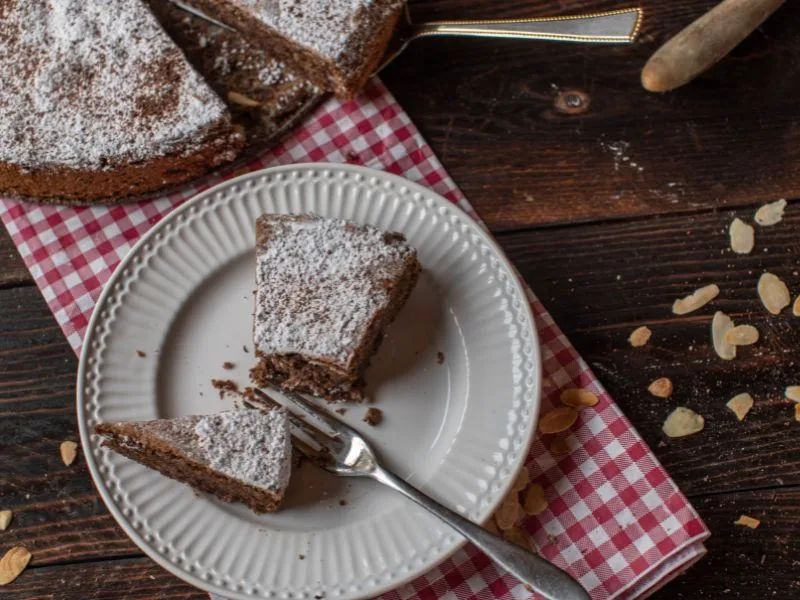Torta caprese al cioccolato preparata con olio extravergine di oliva