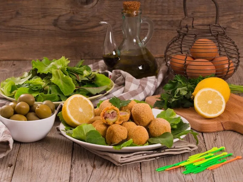 Olive ascolane fritte servite con olio extravergine di oliva Cristofaro