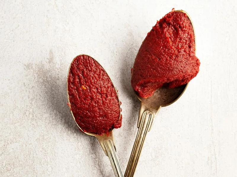 Salsa di paprika affumicata con olio extravergine di oliva servita in ciotola