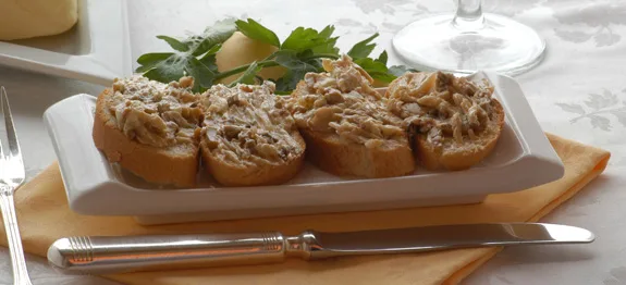 Piatto di olive da tavola pronte per essere utilizzate in ricette gastronomiche