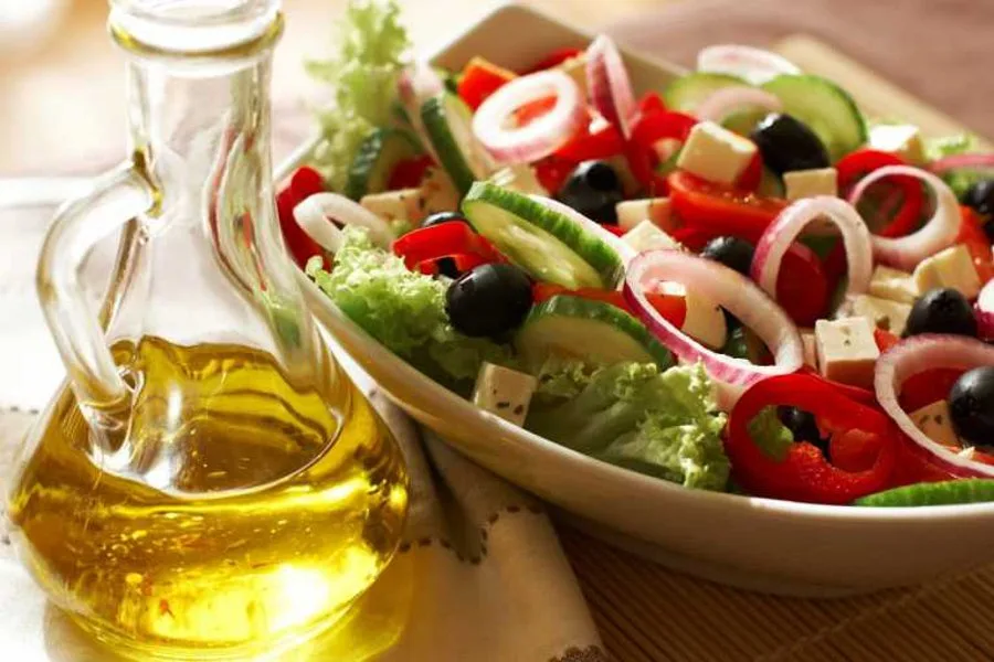 Piatto colorato della Dieta Mediterranea con olio extravergine d'oliva