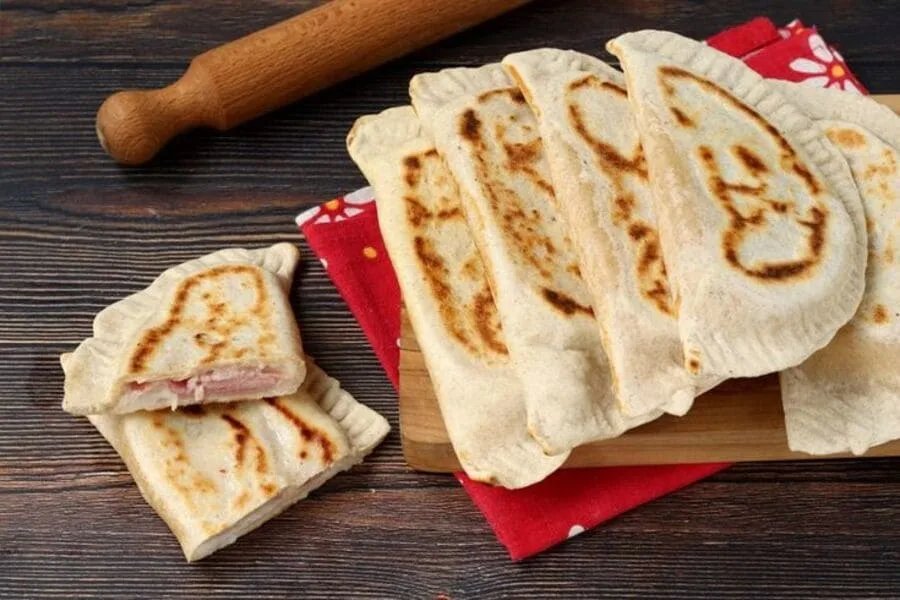 Crescioni romagnoli dorati appena sfornati, preparati con olio extravergine di oliva