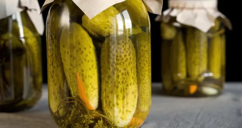 Vasetti di cetriolini sott'olio fatti in casa