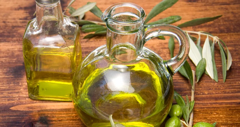 Cucchiaio che versa olio extravergine di oliva Cristofaro, simbolo della dose quotidiana consigliata