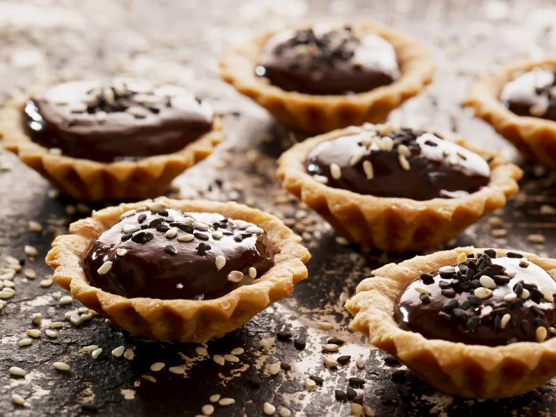 Tartellette al cioccolato con ganache lucida e olio extravergine d'oliva