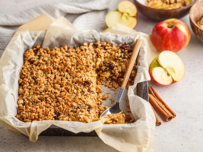 Crumble di mele all'olio extravergine d'oliva e noci pecan appena sfornato