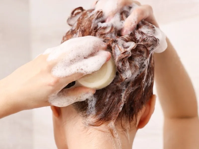Panetto di shampoo solido con olio d'oliva su un asciugamano