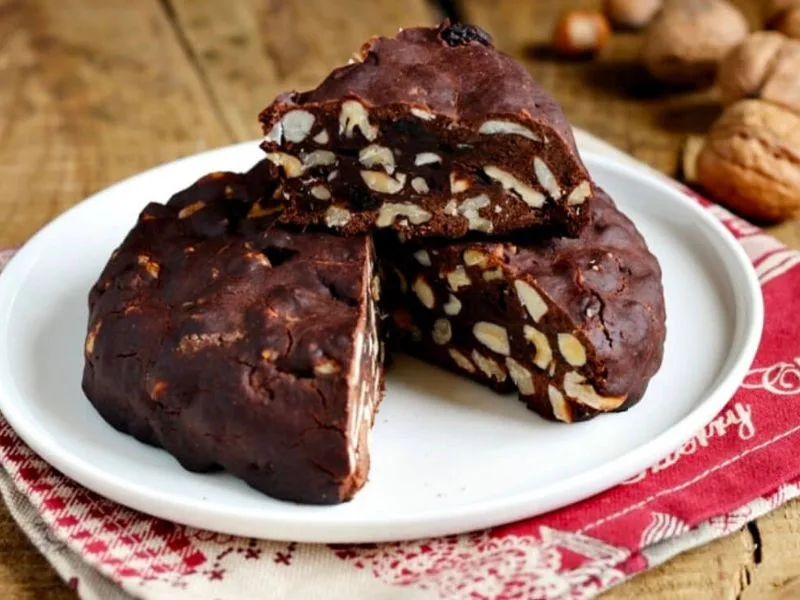 Panpepato tradizionale realizzato con olio extravergine di oliva, frutta secca e spezie