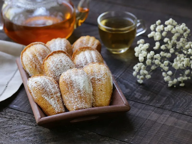 Madeleines dorate all'olio extravergine di oliva appena sfornate