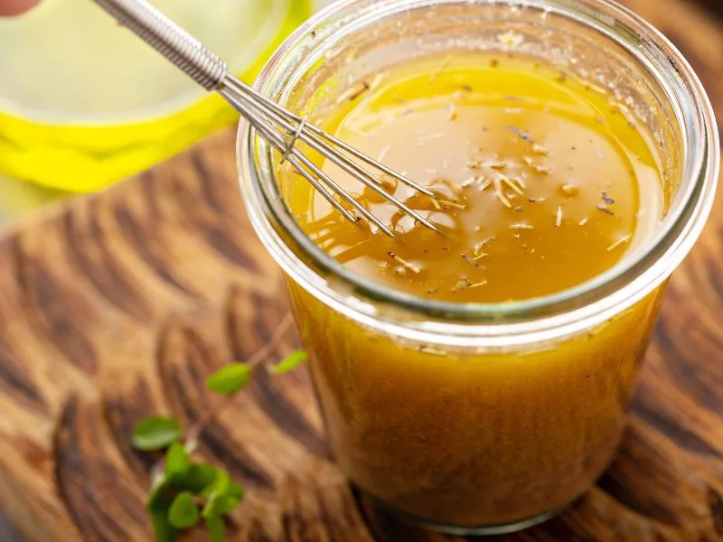Salsa vinaigrette all'olio extravergine d'oliva servita in una ciotolina