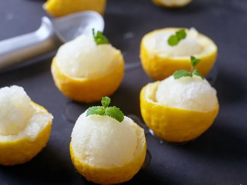 Sorbetto al limone servito in coppa con un filo di olio extravergine di oliva Cristofaro